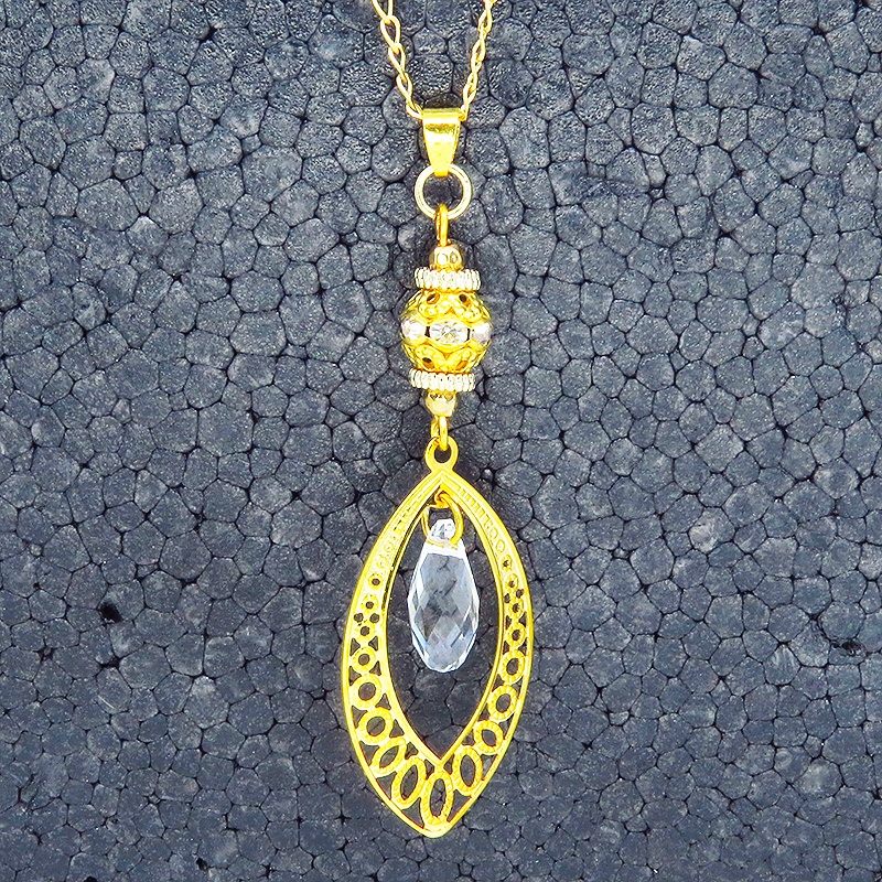 ゴールドカラーのティアドロップ(しずく型)のネックレス ガラス アジャスター追加可 長さ変更可