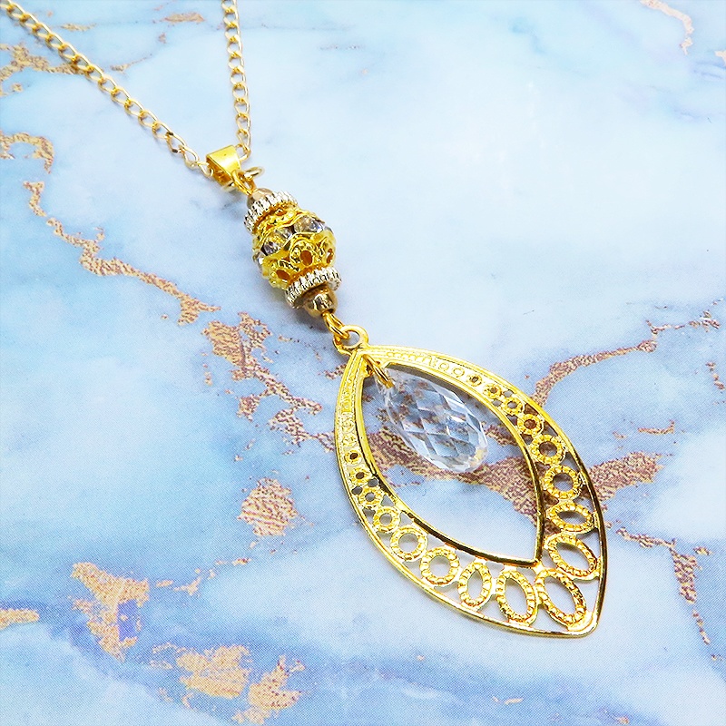 ゴールドカラーのティアドロップ(しずく型)のネックレス ガラス アジャスター追加可 長さ変更可