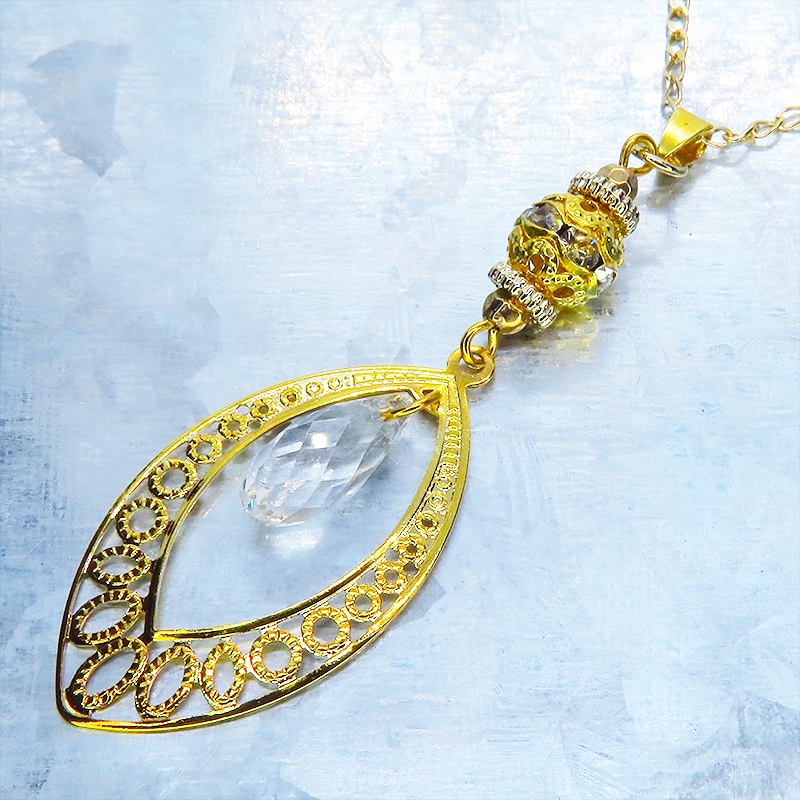 ゴールドカラーのティアドロップ(しずく型)のネックレス ガラス アジャスター追加可 長さ変更可