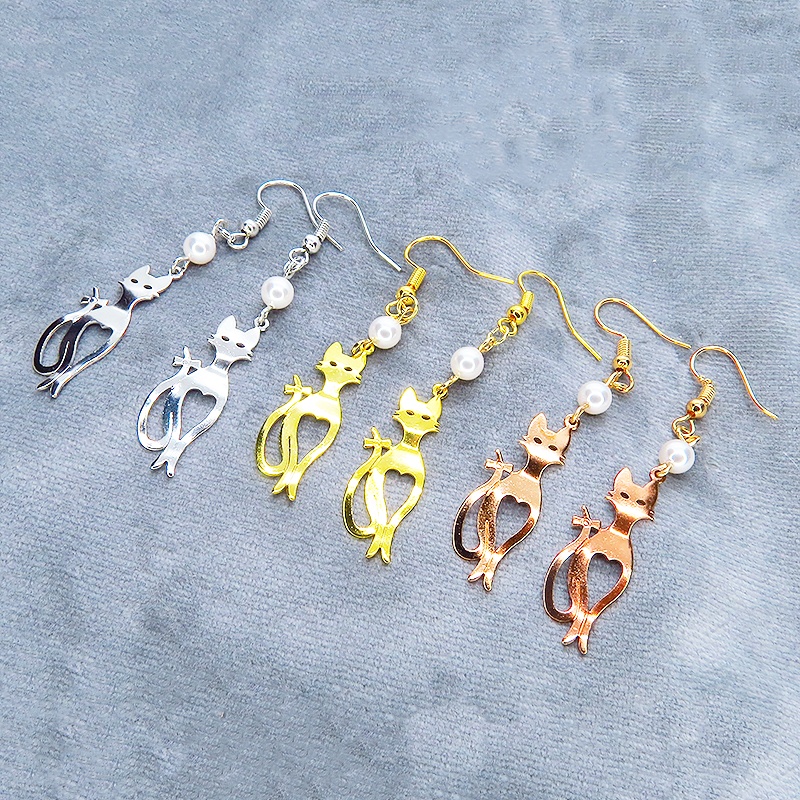 ゴールドカラーのスマートな猫シルエットモチーフとスワロフスキーパールのピアス サージカル可