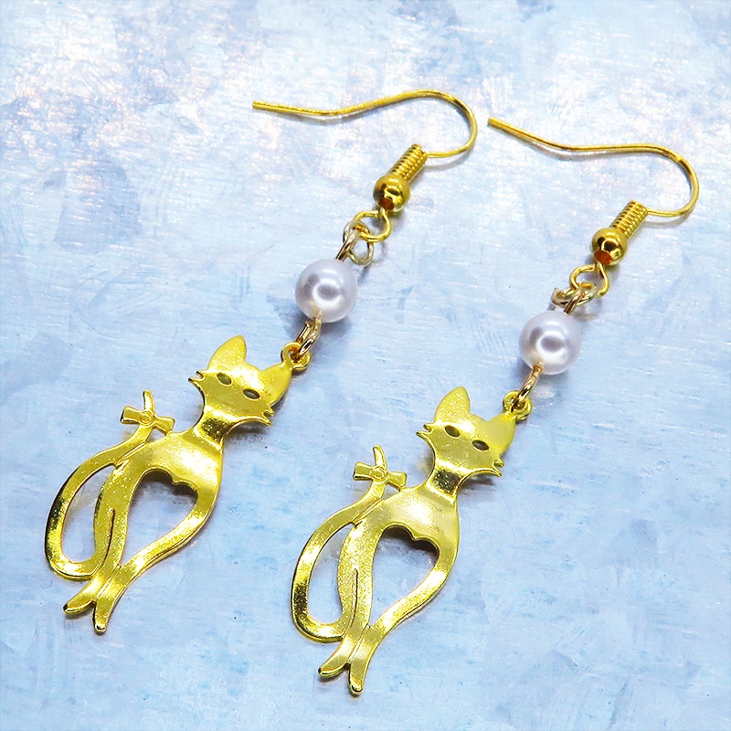 ゴールドカラーのスマートな猫シルエットモチーフとスワロフスキーパールのピアス サージカル可