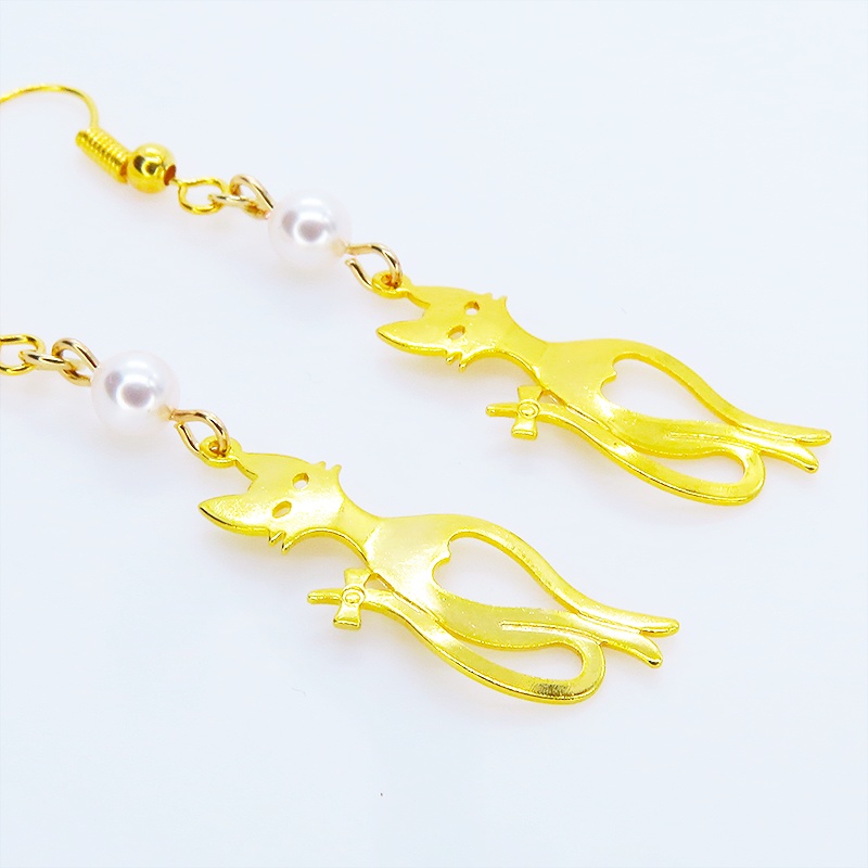 ゴールドカラーのスマートな猫シルエットモチーフとスワロフスキーパールのピアス サージカル可