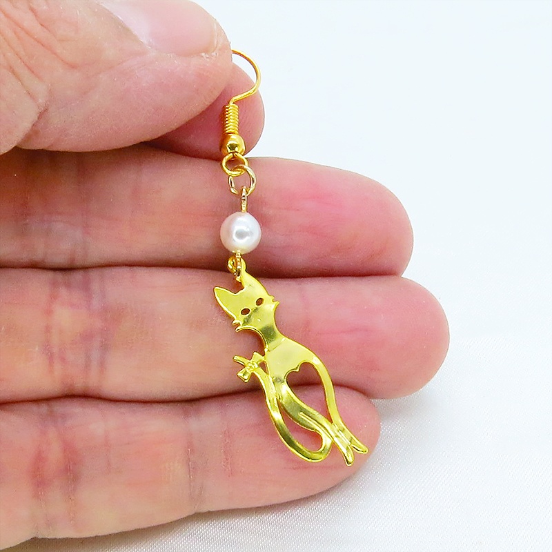 ゴールドカラーのスマートな猫シルエットモチーフとスワロフスキーパールのピアス サージカル可