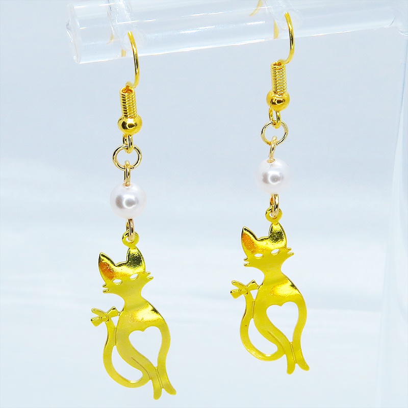 ゴールドカラーのスマートな猫シルエットモチーフとスワロフスキーパールのピアス サージカル可