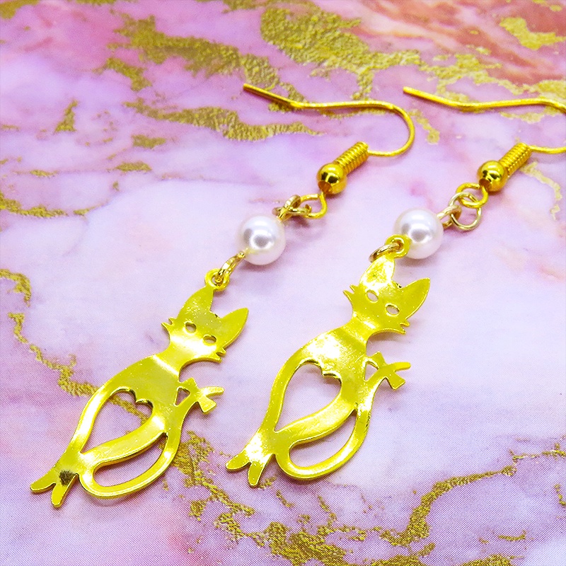 ゴールドカラーのスマートな猫シルエットモチーフとスワロフスキーパールのピアス サージカル可