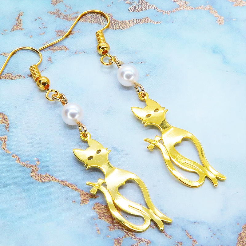 ゴールドカラーのスマートな猫シルエットモチーフとスワロフスキーパールのピアス サージカル可