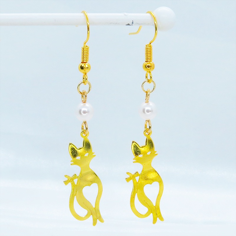 ゴールドカラーのスマートな猫シルエットモチーフとスワロフスキーパールのピアス サージカル可