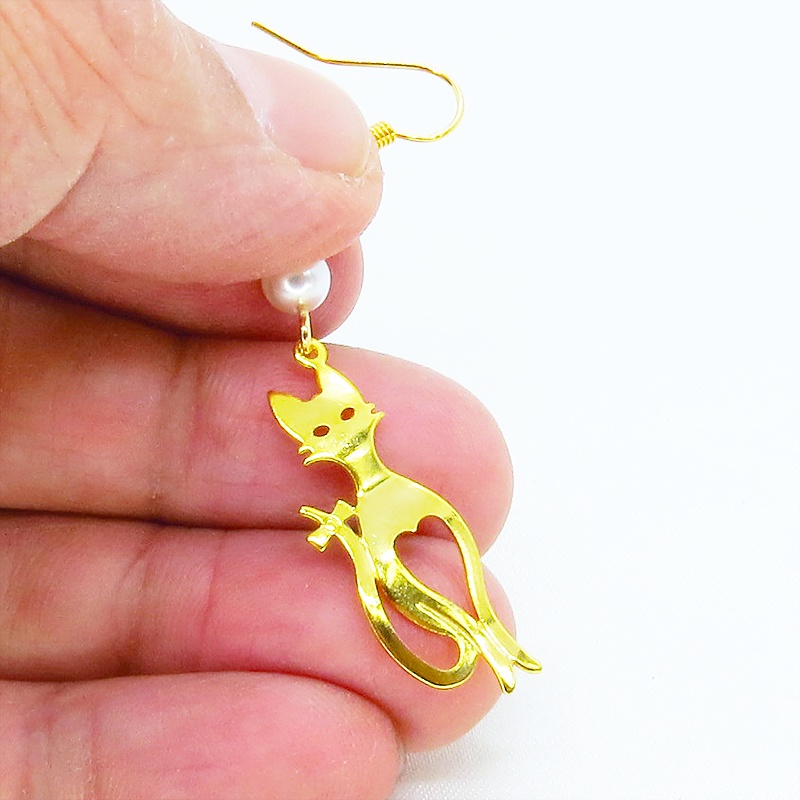 ゴールドカラーのスマートな猫シルエットモチーフとスワロフスキーパールのピアス サージカル可