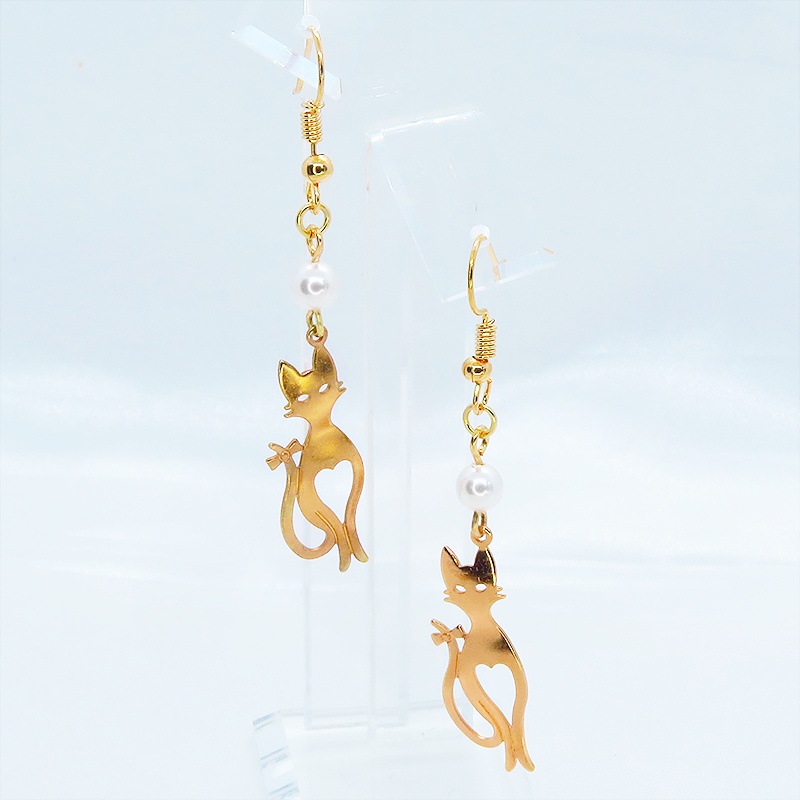 マットゴールドのスマートな猫シルエットモチーフとスワロフスキーパールのピアス サージカル可