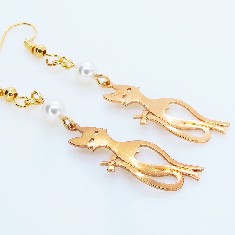 マットゴールドのスマートな猫シルエットモチーフとスワロフスキーパールのピアス サージカル可