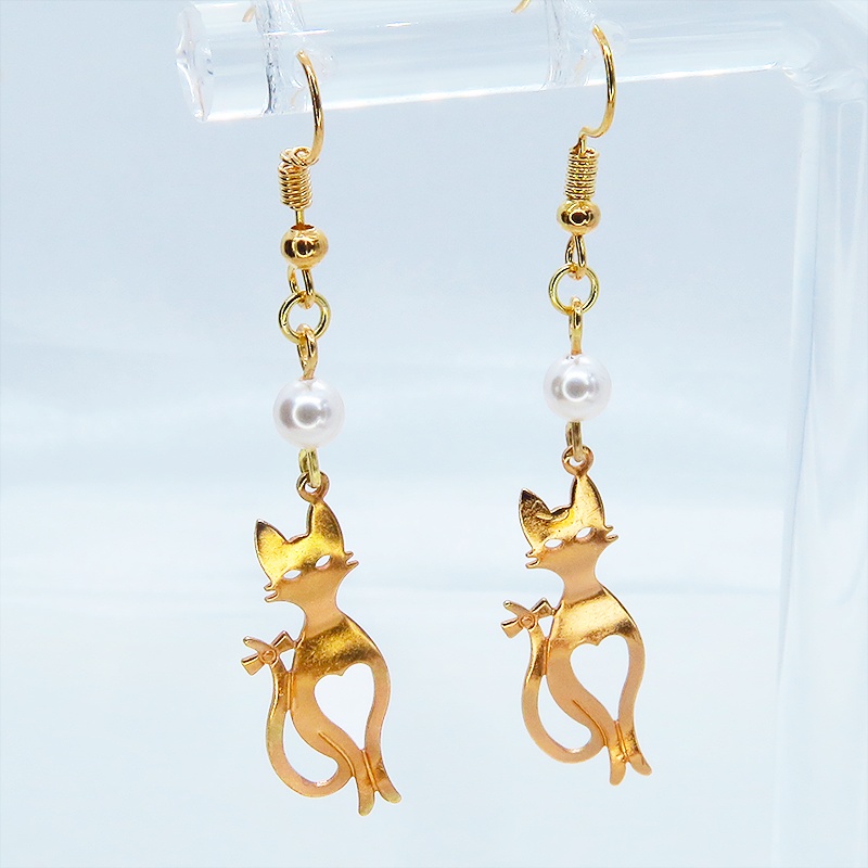 マットゴールドのスマートな猫シルエットモチーフとスワロフスキーパールのピアス サージカル可
