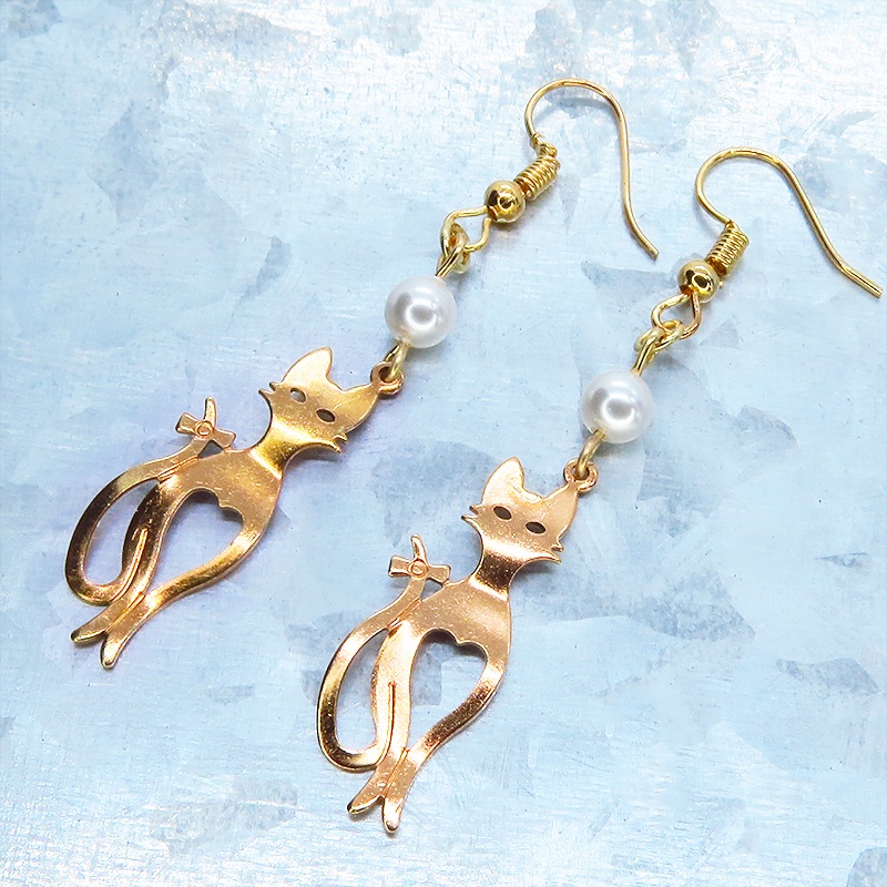 マットゴールドのスマートな猫シルエットモチーフとスワロフスキーパールのピアス サージカル可