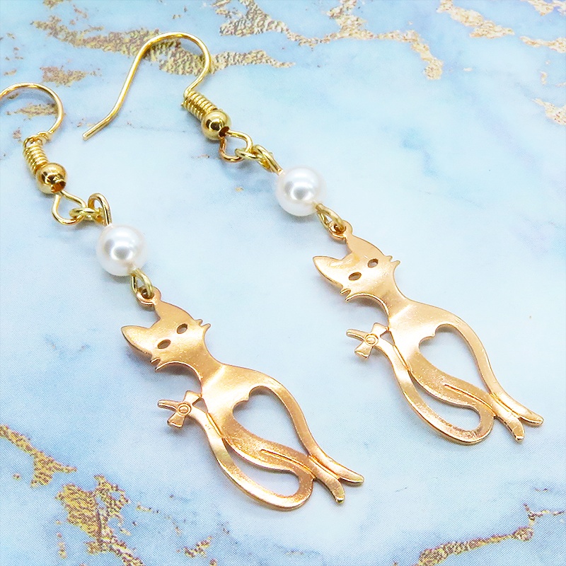 マットゴールドのスマートな猫シルエットモチーフとスワロフスキーパールのピアス サージカル可