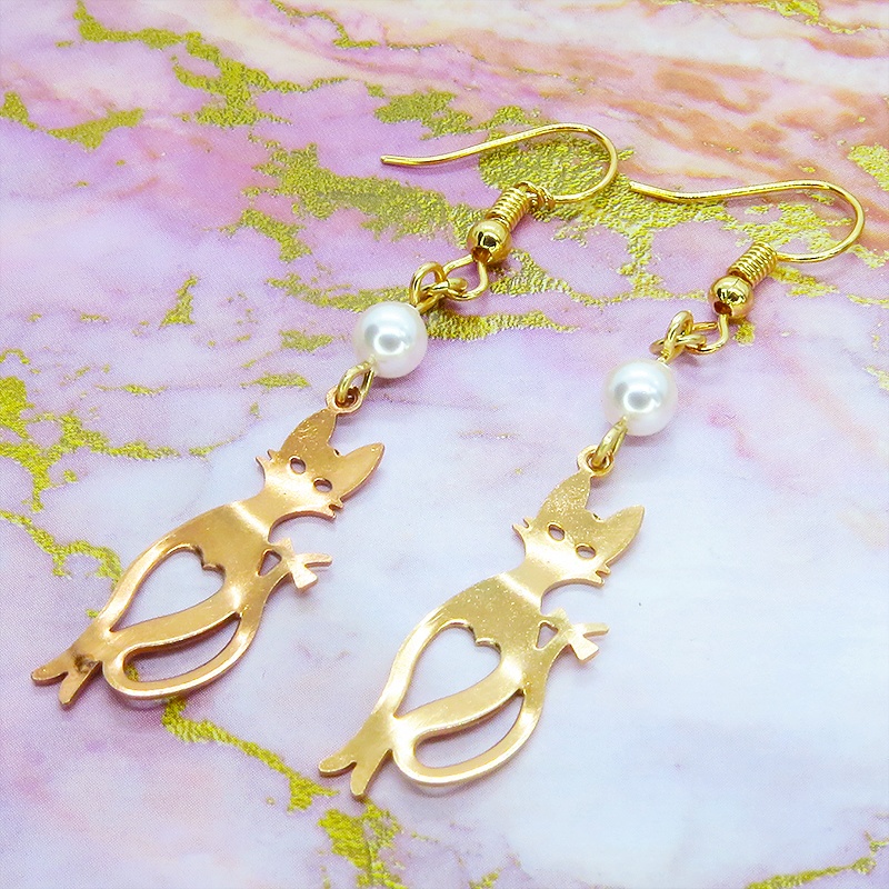 マットゴールドのスマートな猫シルエットモチーフとスワロフスキーパールのピアス サージカル可