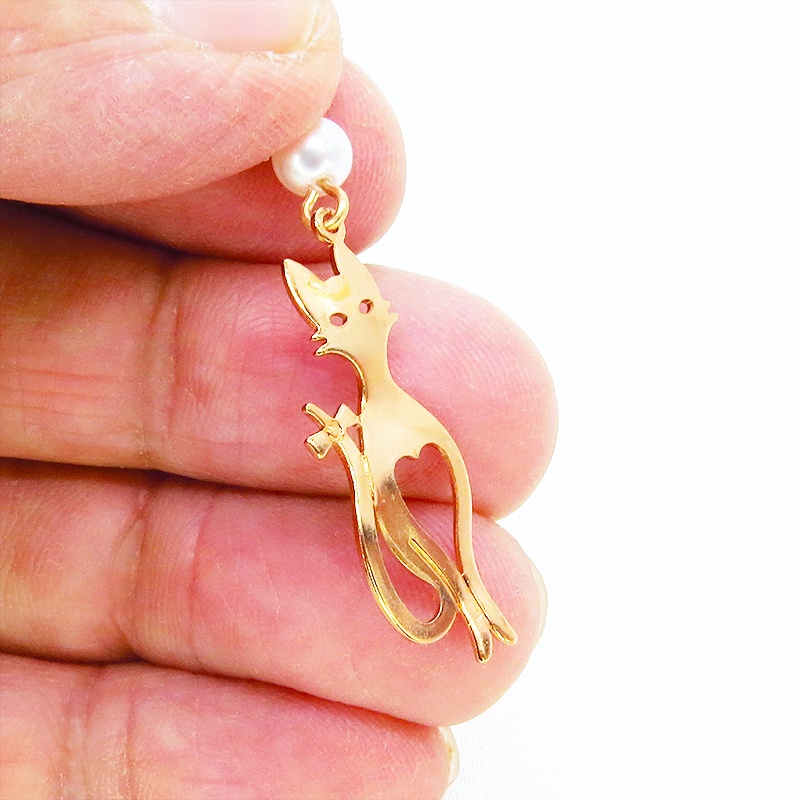 マットゴールドのスマートな猫シルエットモチーフとスワロフスキーパールのピアス サージカル可