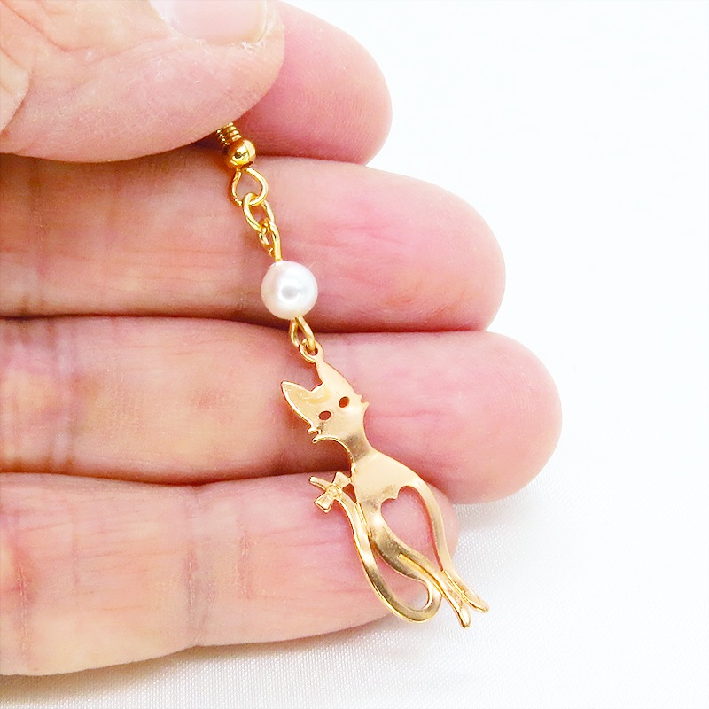 マットゴールドのスマートな猫シルエットモチーフとスワロフスキーパールのピアス サージカル可
