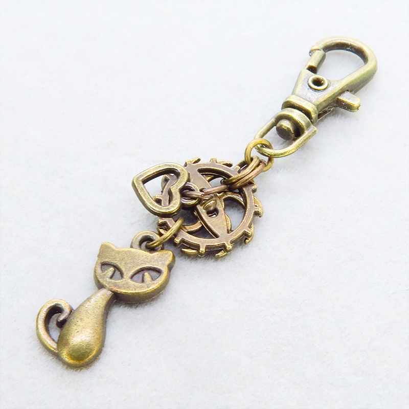 アンティークゴールド 猫と歯車のコンパクトなキーホルダー バッグチャーム ハート 金具変更可
