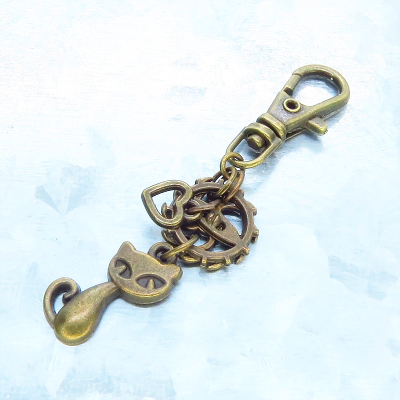 アンティークゴールド 猫と歯車のコンパクトなキーホルダー バッグチャーム ハート 金具変更可