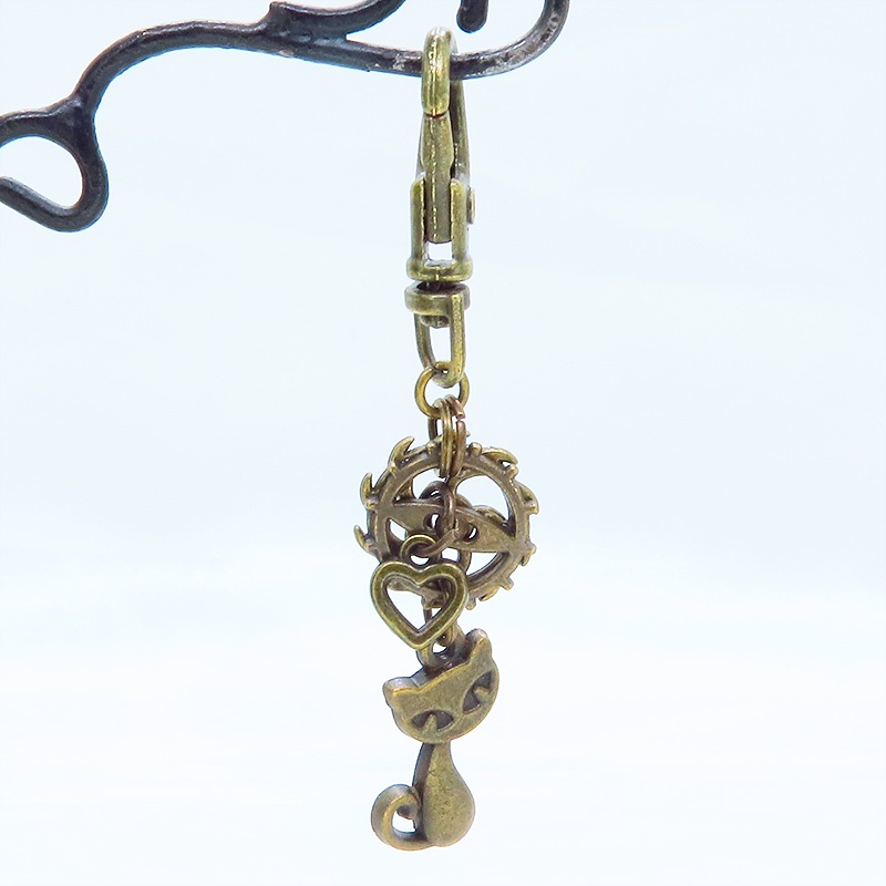 アンティークゴールド 猫と歯車のコンパクトなキーホルダー バッグチャーム ハート 金具変更可