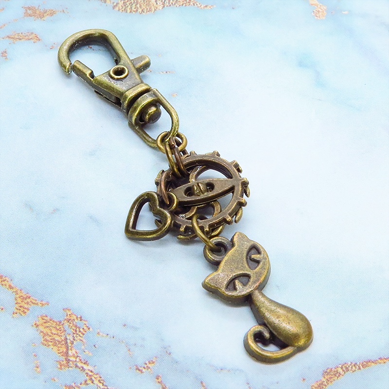 アンティークゴールド 猫と歯車のコンパクトなキーホルダー バッグチャーム ハート 金具変更可