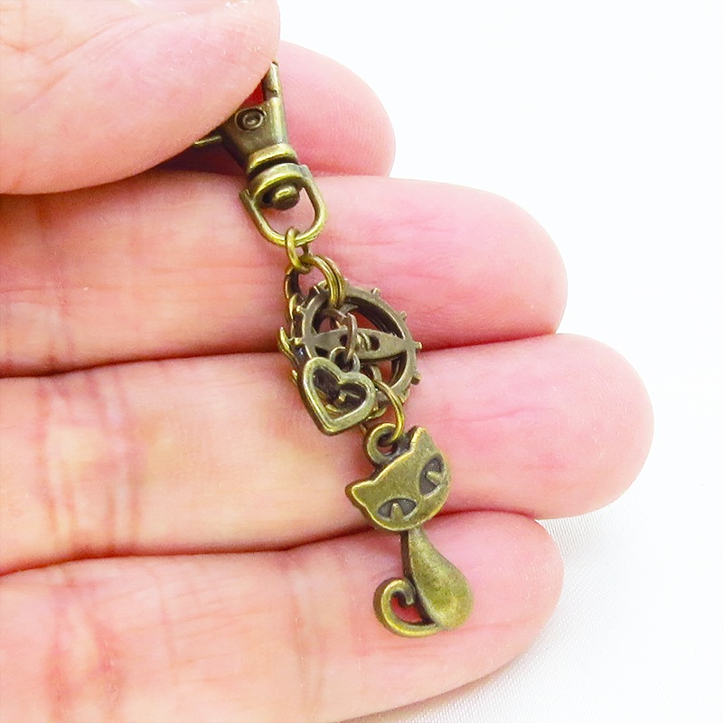 アンティークゴールド 猫と歯車のコンパクトなキーホルダー バッグチャーム ハート 金具変更可