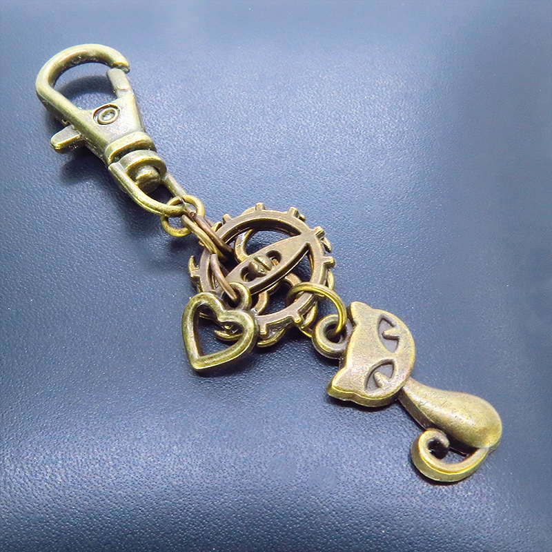 アンティークゴールド 猫と歯車のコンパクトなキーホルダー バッグチャーム ハート 金具変更可