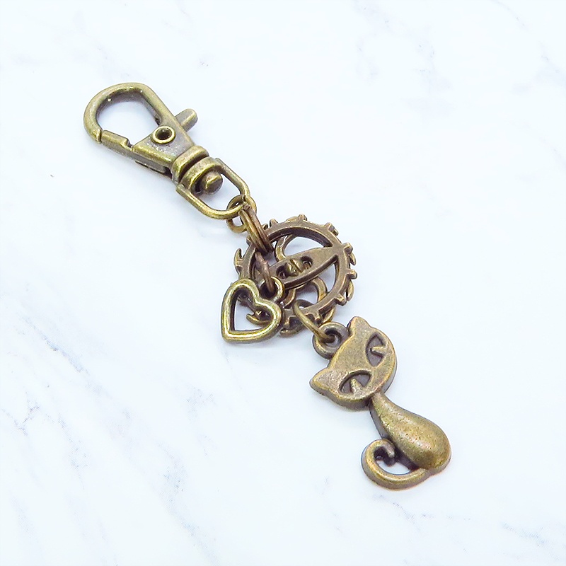 アンティークゴールド 猫と歯車のコンパクトなキーホルダー バッグチャーム ハート 金具変更可