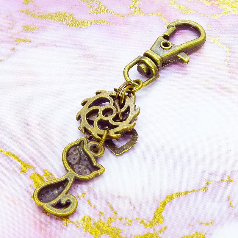 アンティークゴールド 猫と歯車のコンパクトなキーホルダー バッグチャーム ハート 金具変更可