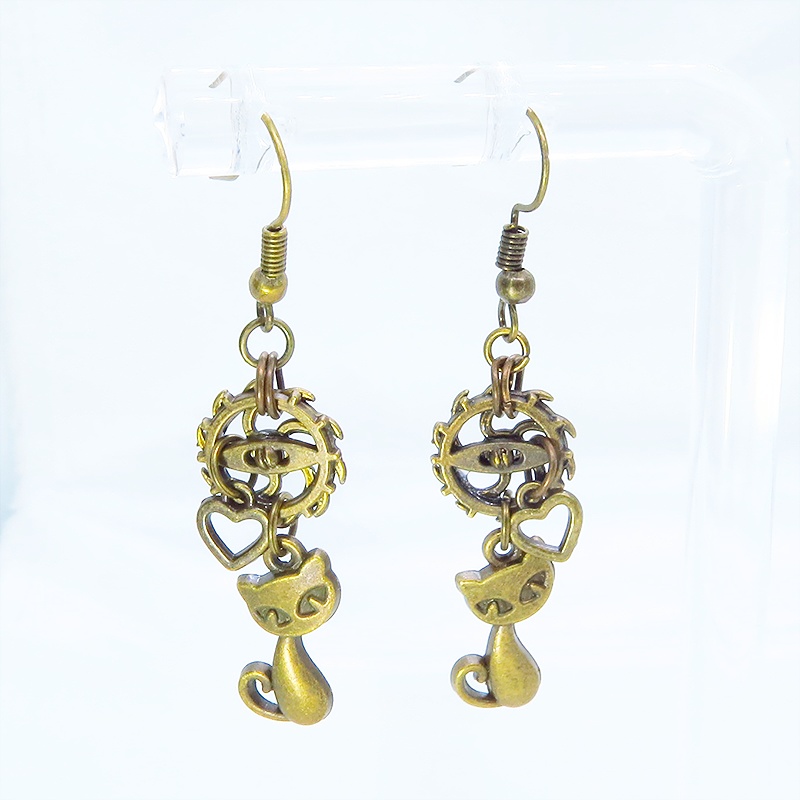 アンティークゴールド 猫と二重歯車のコンパクトなスチームパンク風ピアス ハート