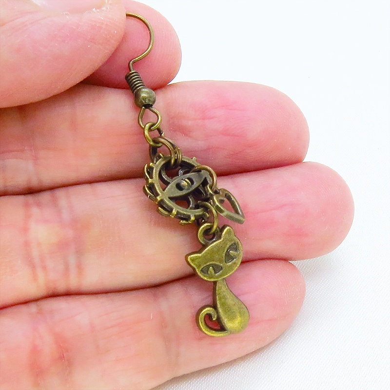 アンティークゴールド 猫と二重歯車のコンパクトなスチームパンク風ピアス ハート