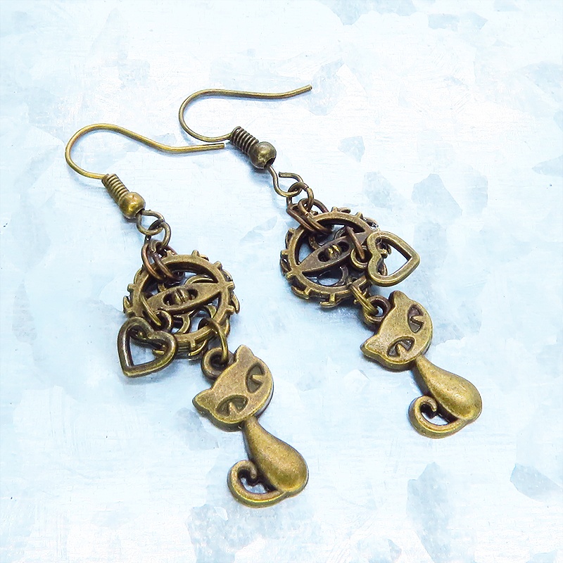 アンティークゴールド 猫と二重歯車のコンパクトなスチームパンク風ピアス ハート