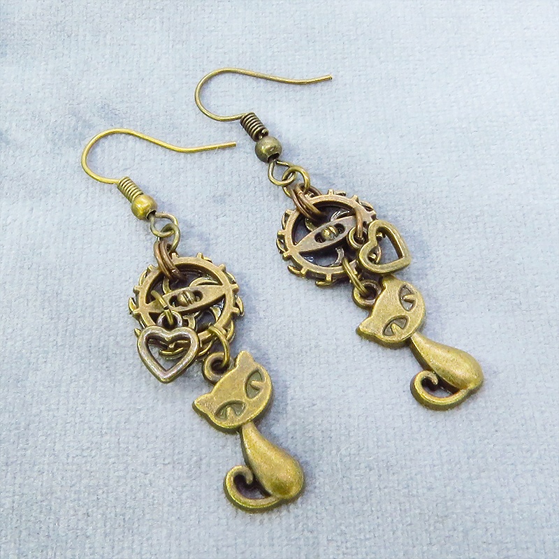 アンティークゴールド 猫と二重歯車のコンパクトなスチームパンク風ピアス ハート