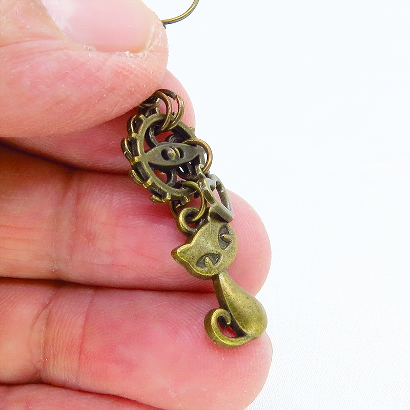 アンティークゴールド 猫と二重歯車のコンパクトなスチームパンク風ピアス ハート