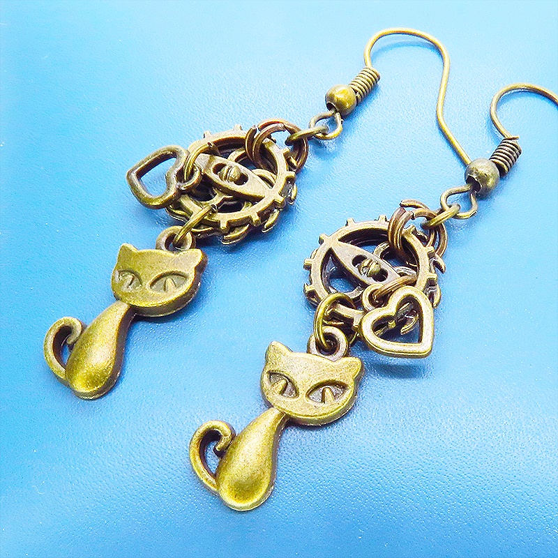 アンティークゴールド 猫と二重歯車のコンパクトなスチームパンク風ピアス ハート