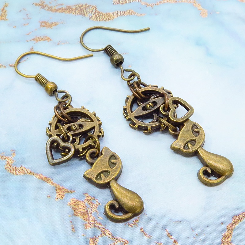 アンティークゴールド 猫と二重歯車のコンパクトなスチームパンク風ピアス ハート