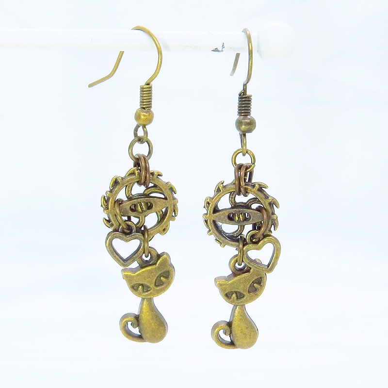 アンティークゴールド 猫と二重歯車のコンパクトなスチームパンク風ピアス ハート