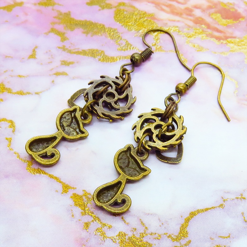 アンティークゴールド 猫と二重歯車のコンパクトなスチームパンク風ピアス ハート