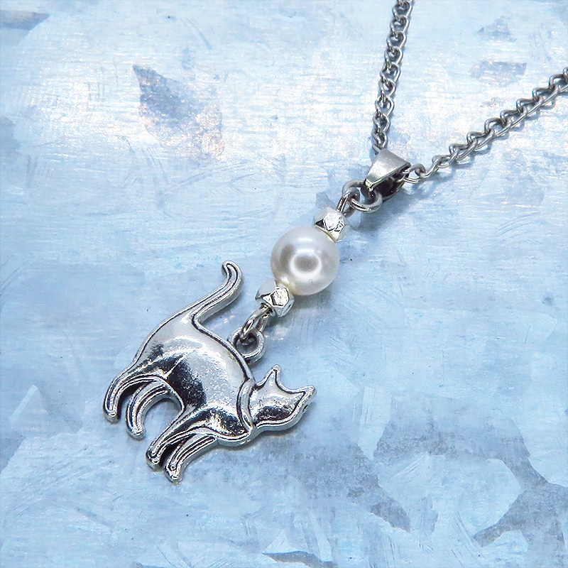 アンティークシルバー 歩き猫シルエットモチーフとスワロフスキーパールのネックレス 長さ変更可 SV925可