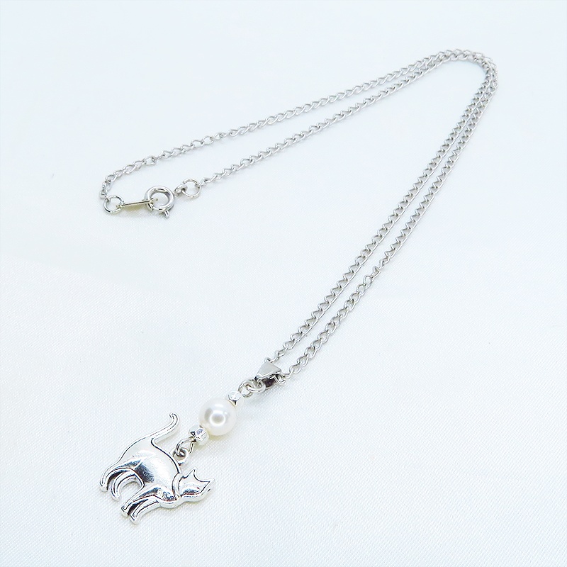 アンティークシルバー 歩き猫シルエットモチーフとスワロフスキーパールのネックレス 長さ変更可 SV925可