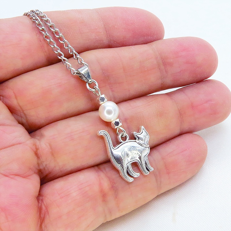 アンティークシルバー 歩き猫シルエットモチーフとスワロフスキーパールのネックレス 長さ変更可 SV925可
