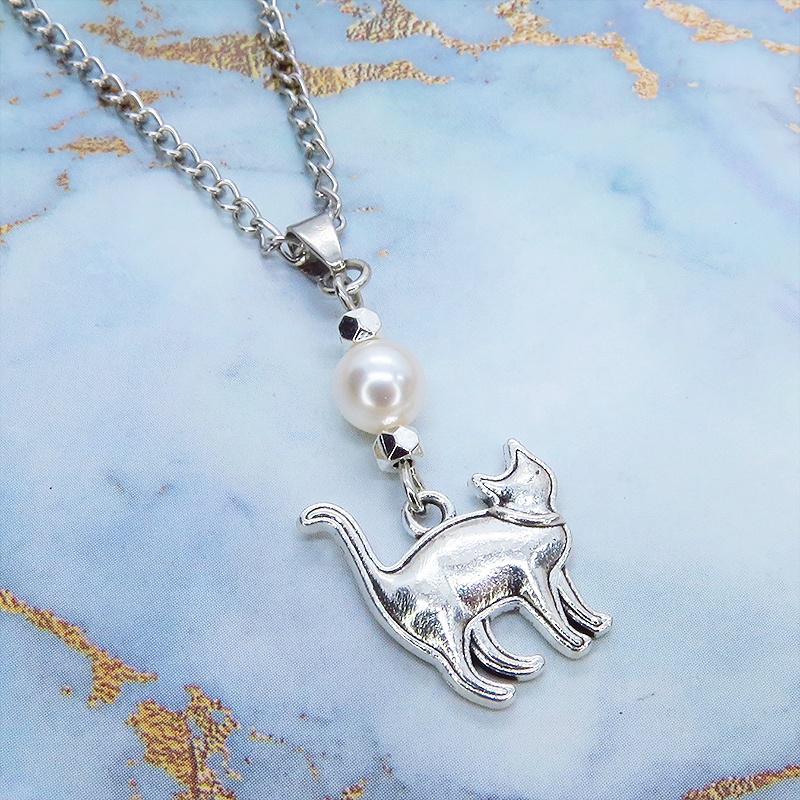 アンティークシルバー 歩き猫シルエットモチーフとスワロフスキーパールのネックレス 長さ変更可 SV925可