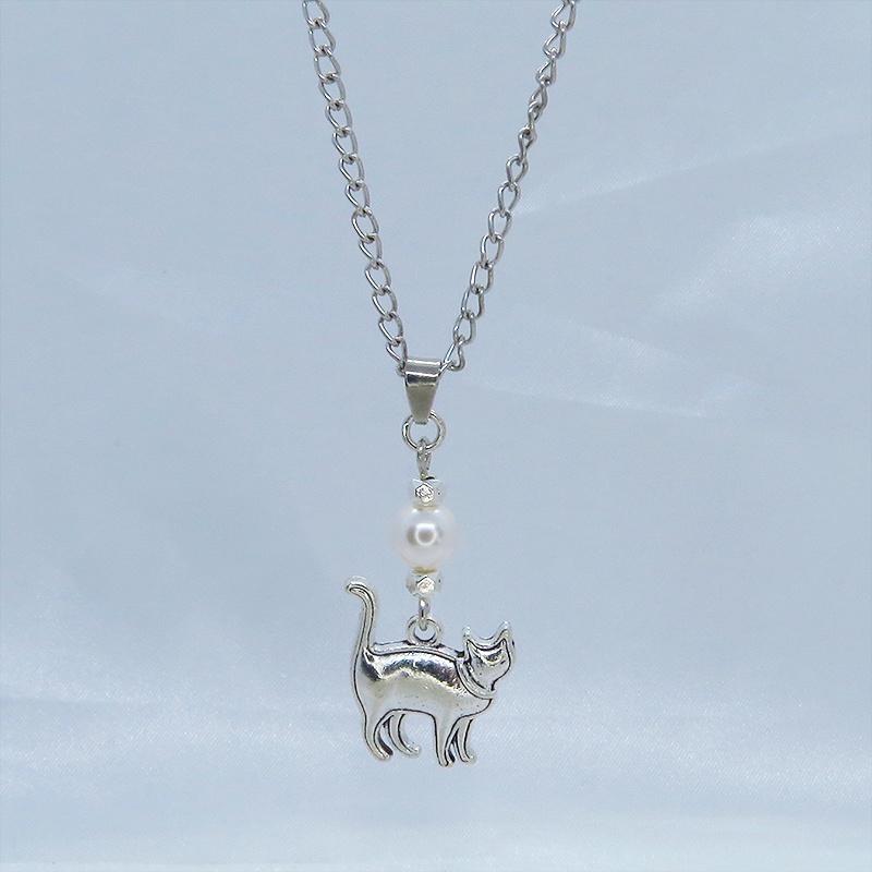 アンティークシルバー 歩き猫シルエットモチーフとスワロフスキーパールのネックレス 長さ変更可 SV925可