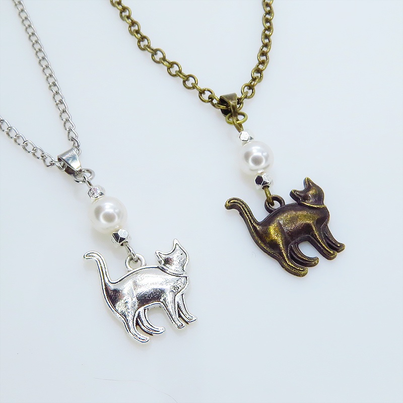 アンティークシルバー 歩き猫シルエットモチーフとスワロフスキーパールのネックレス 長さ変更可 SV925可