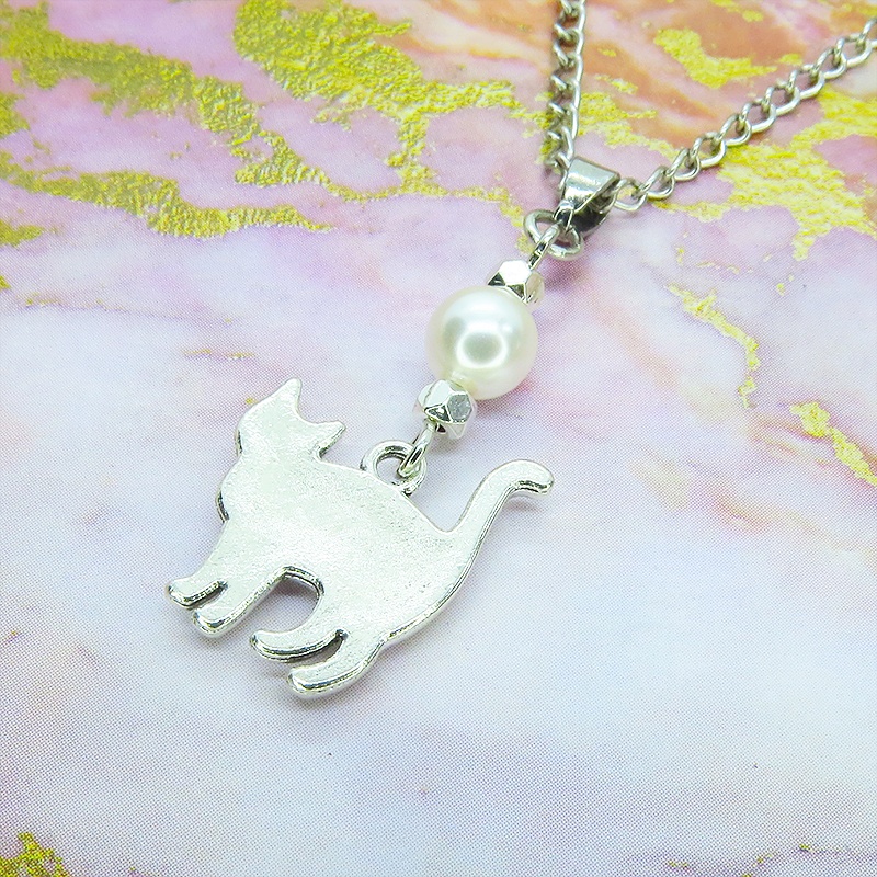 アンティークシルバー 歩き猫シルエットモチーフとスワロフスキーパールのネックレス 長さ変更可 SV925可