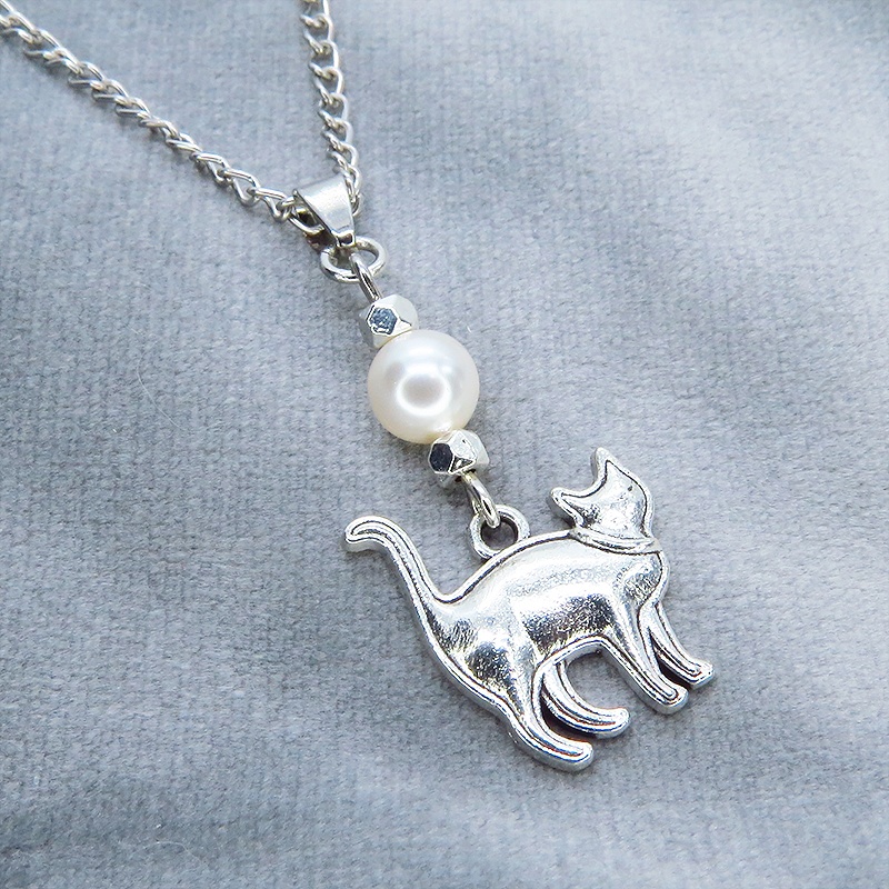 アンティークシルバー 歩き猫シルエットモチーフとスワロフスキーパールのネックレス 長さ変更可 SV925可