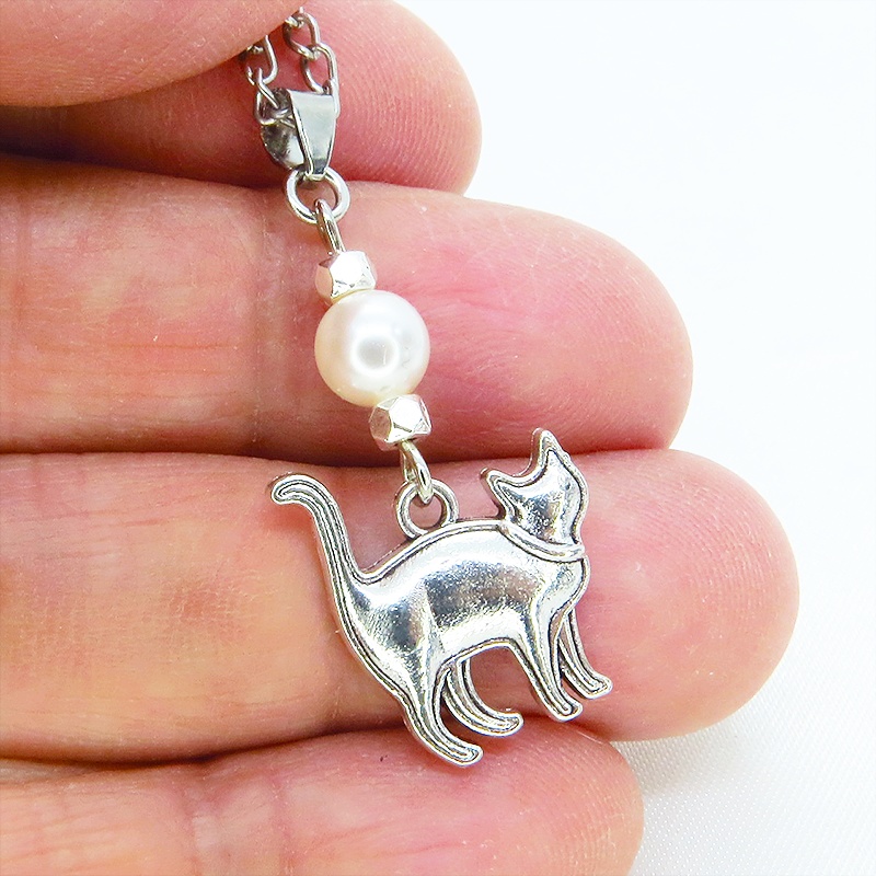アンティークシルバー 歩き猫シルエットモチーフとスワロフスキーパールのネックレス 長さ変更可 SV925可