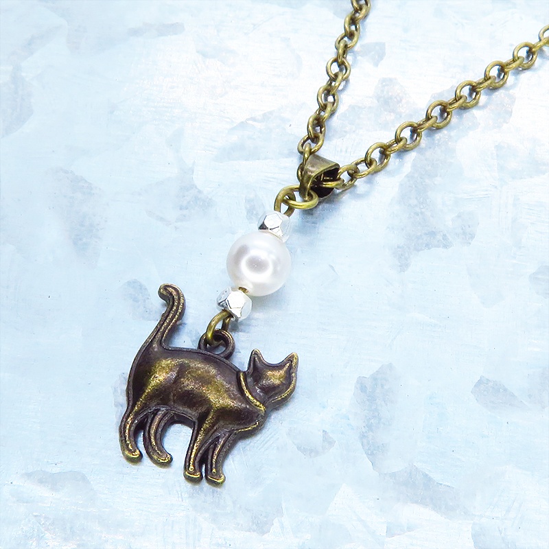 アンティークゴールド 歩き猫シルエットモチーフとスワロフスキーパールのネックレス 長さ変更可