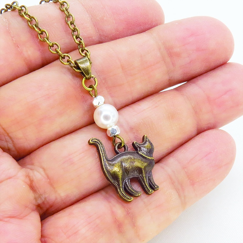 アンティークゴールド 歩き猫シルエットモチーフとスワロフスキーパールのネックレス 長さ変更可