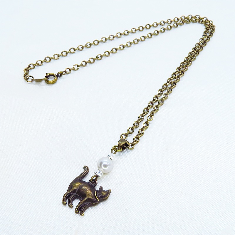 アンティークゴールド 歩き猫シルエットモチーフとスワロフスキーパールのネックレス 長さ変更可