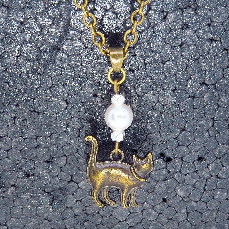 アンティークゴールド 歩き猫シルエットモチーフとスワロフスキーパールのネックレス 長さ変更可
